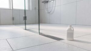 Aceto bianco nello scarico della doccia: ecco a cosa serve e perché gli idraulici lo suggeriscono